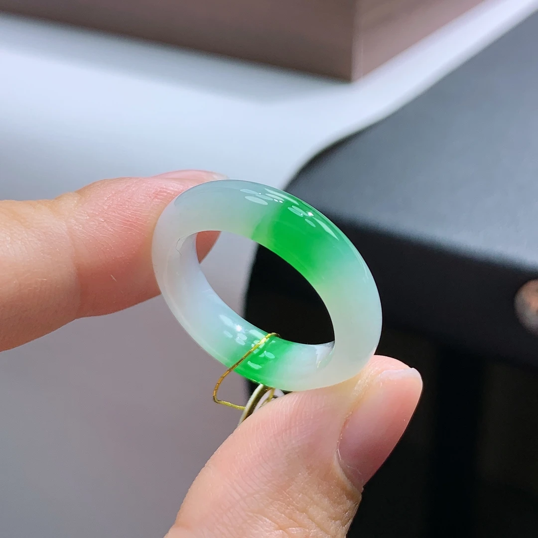 15号圈天然缅甸翡翠A货白底阳绿翡翠戒指