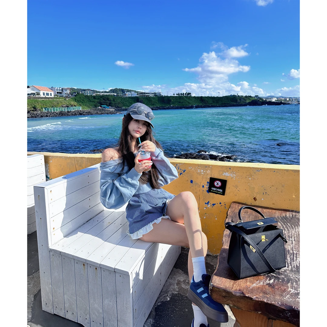 21 DEGREES 【济州岛夏日】净版圆领套头卫衣/条纹后松紧花边小半裙