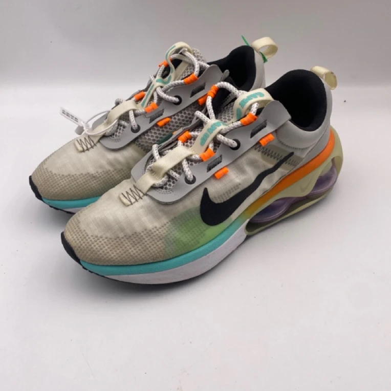 44码 内长280 二手正品 Nike气垫跑鞋  无原盒 公价 1199缓震回弹