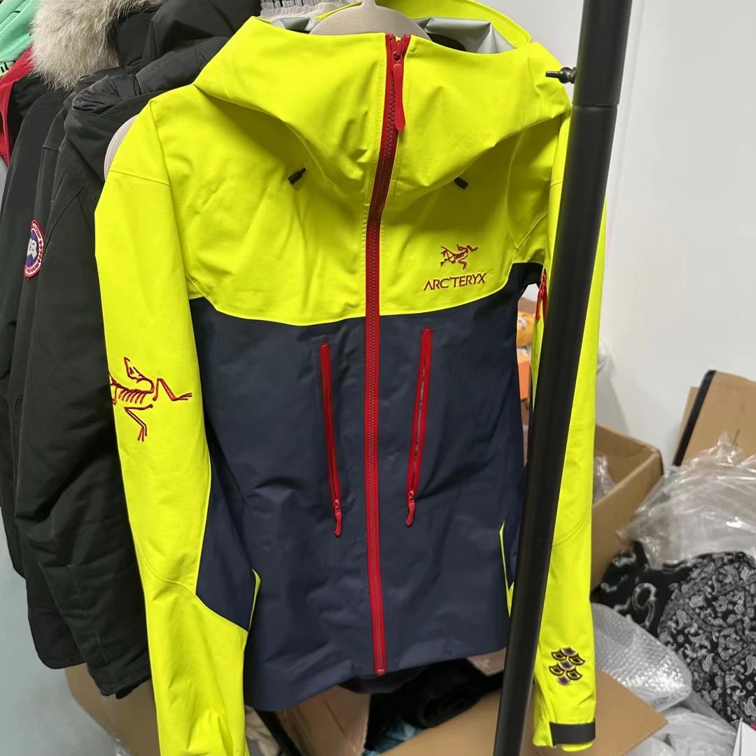 衣服/始祖鸟 alpha sv龙年 男款/s码全新吊牌