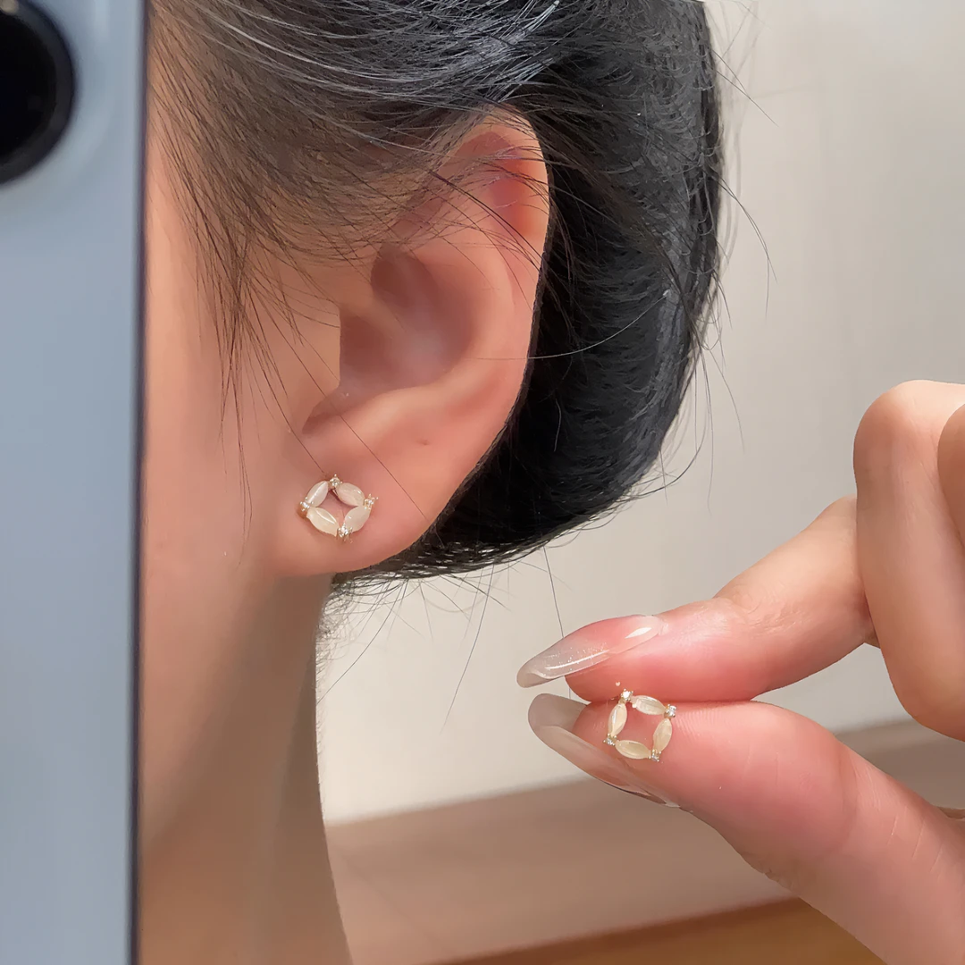 铜合金合成锆石耳饰 清新百搭圆形猫猫石耳钉设计