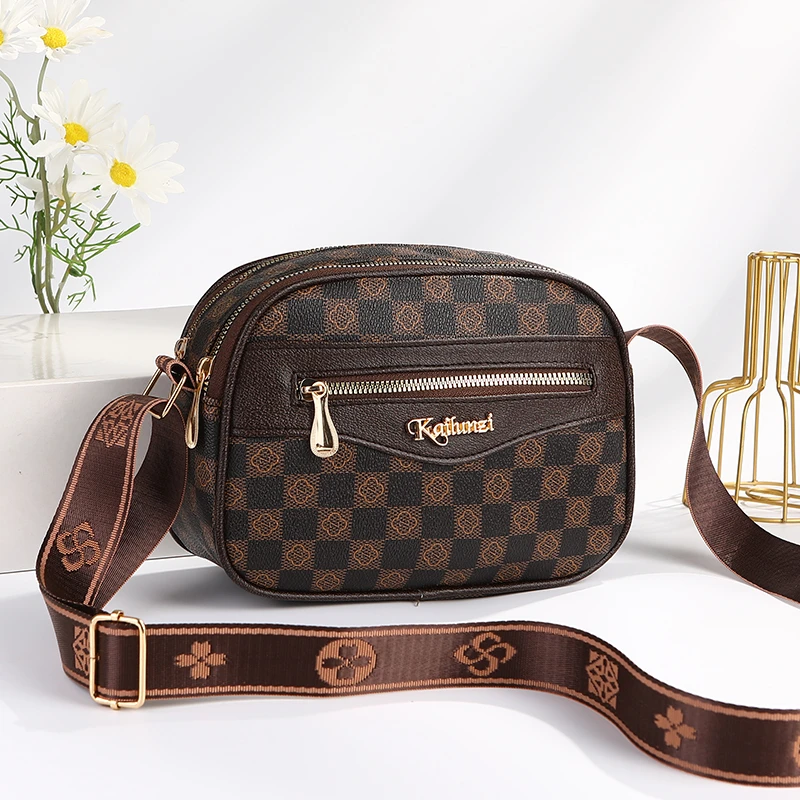 秋冬季2024新款女士斜挎包单肩时尚百搭小方包中年妈妈大容量包包