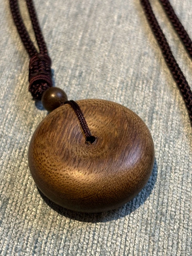 1109021 文莱软丝沉香饱满福平安扣38*17