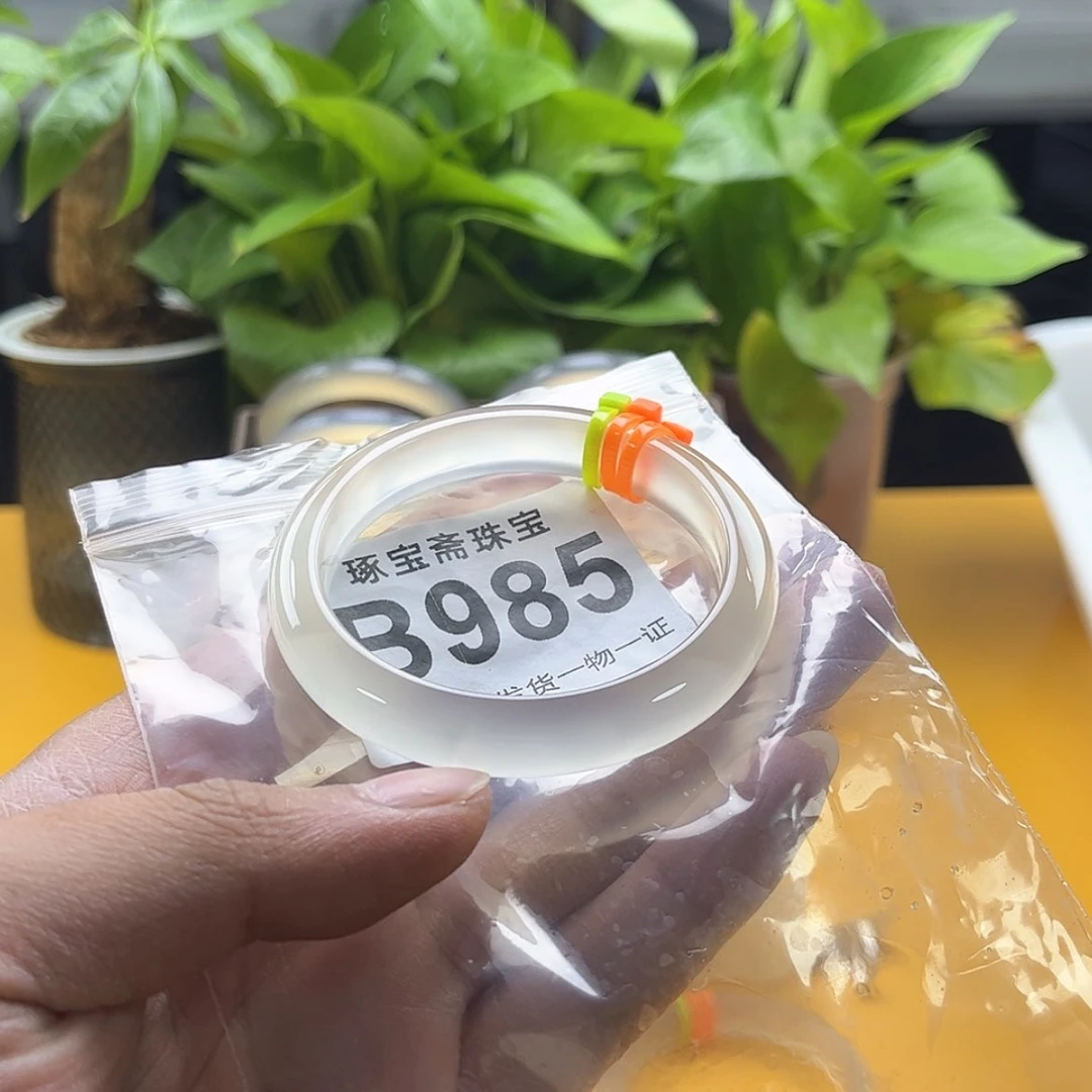 【闪购商品】玛瑙/玉髓手镯未镶嵌幸**?54