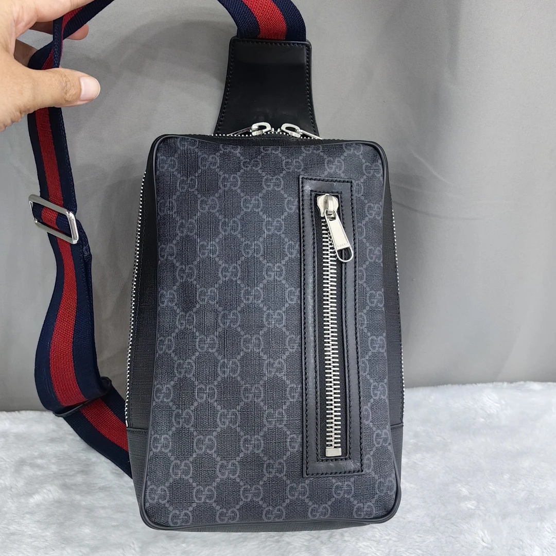 95新 GUCCI/古驰 相机包胸包男款单肩包黑灰色