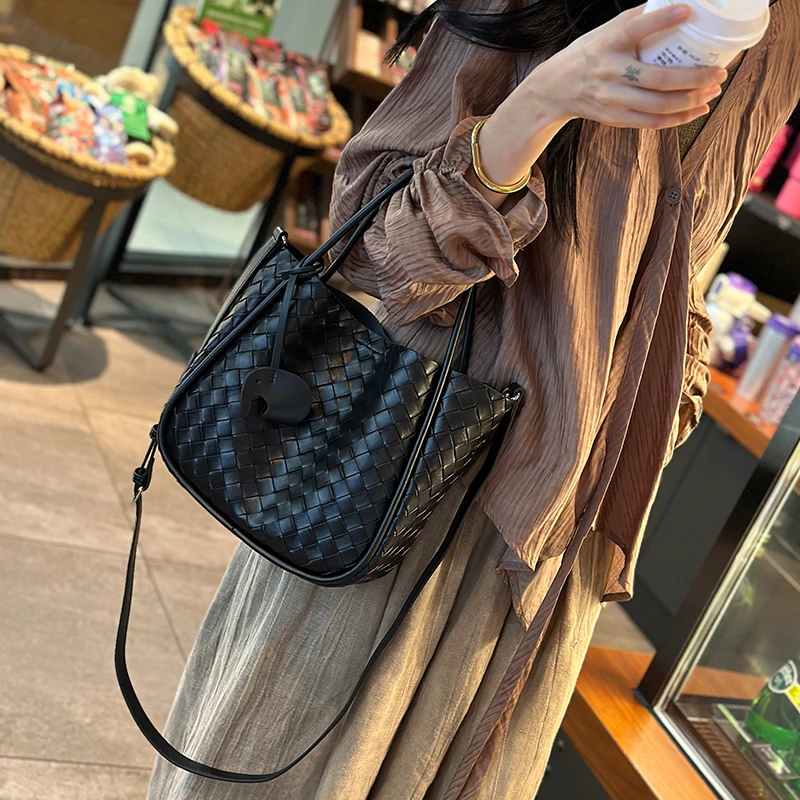 Gefanxi/歌梵希新款女士水桶包单肩斜挎通勤包菜篮子编织手提包