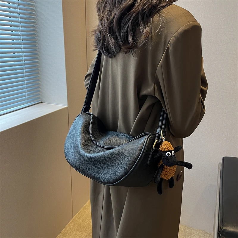 大容量质感饺子包女秋冬新款简约百搭斜挎包时尚潮流休闲单肩包包