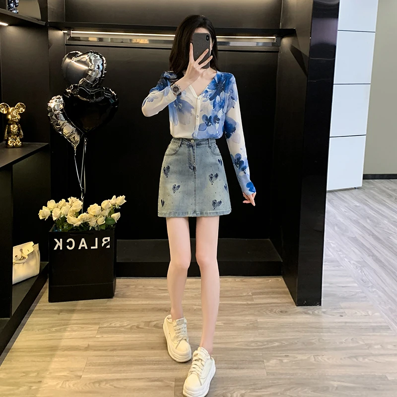 防晒轻薄V领系扣针织衫女2025春秋新款减龄优雅印花国风开衫上衣