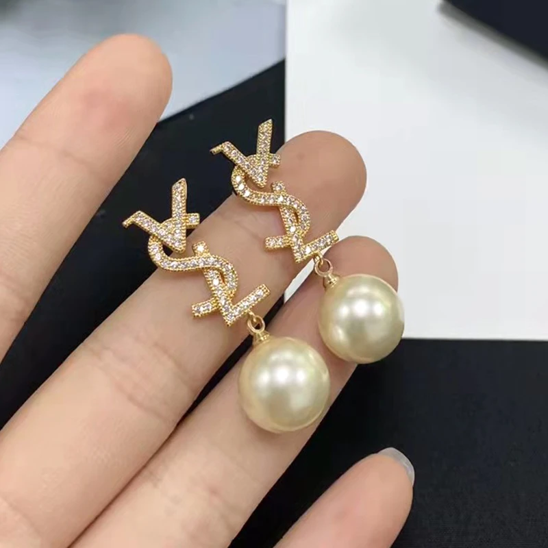 合金仿珍珠耳饰  合金耳饰字母仿珍珠耳钉女高级感耳环2024新简约