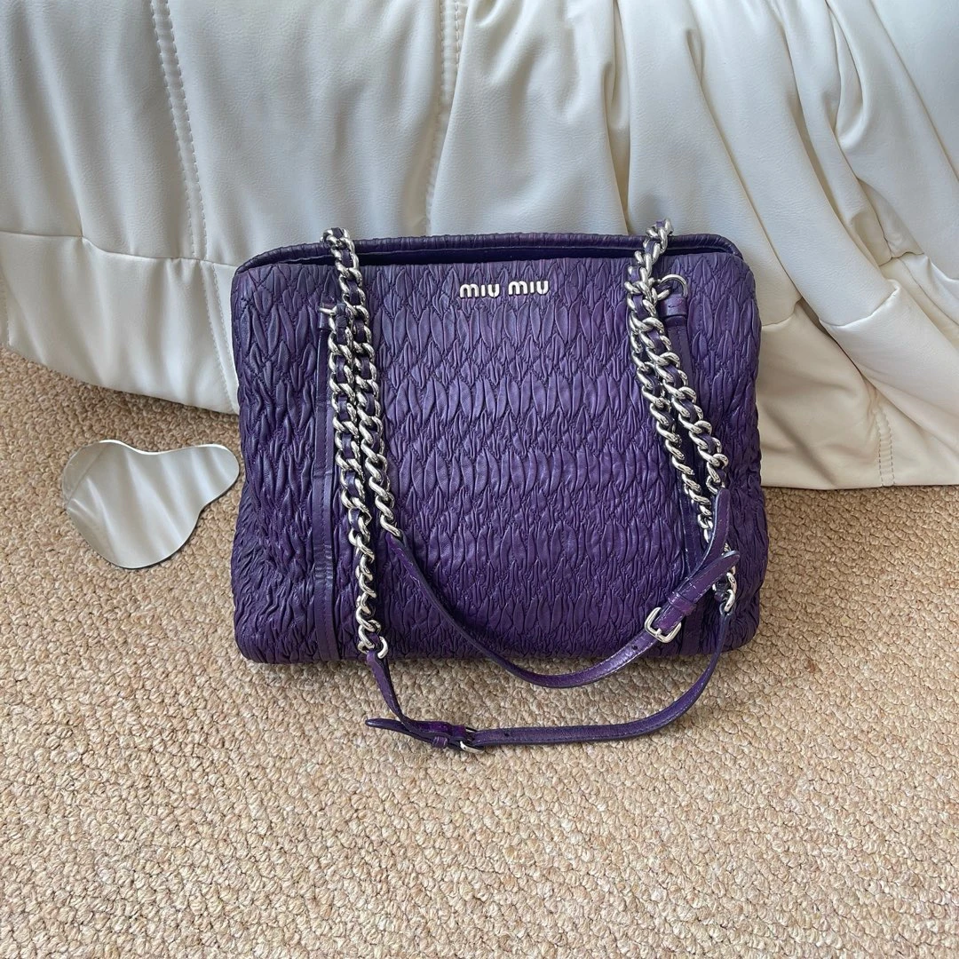 95新 MIU MIU/缪缪 Miumiu 紫色 褶皱羊皮银链条托特/660155995