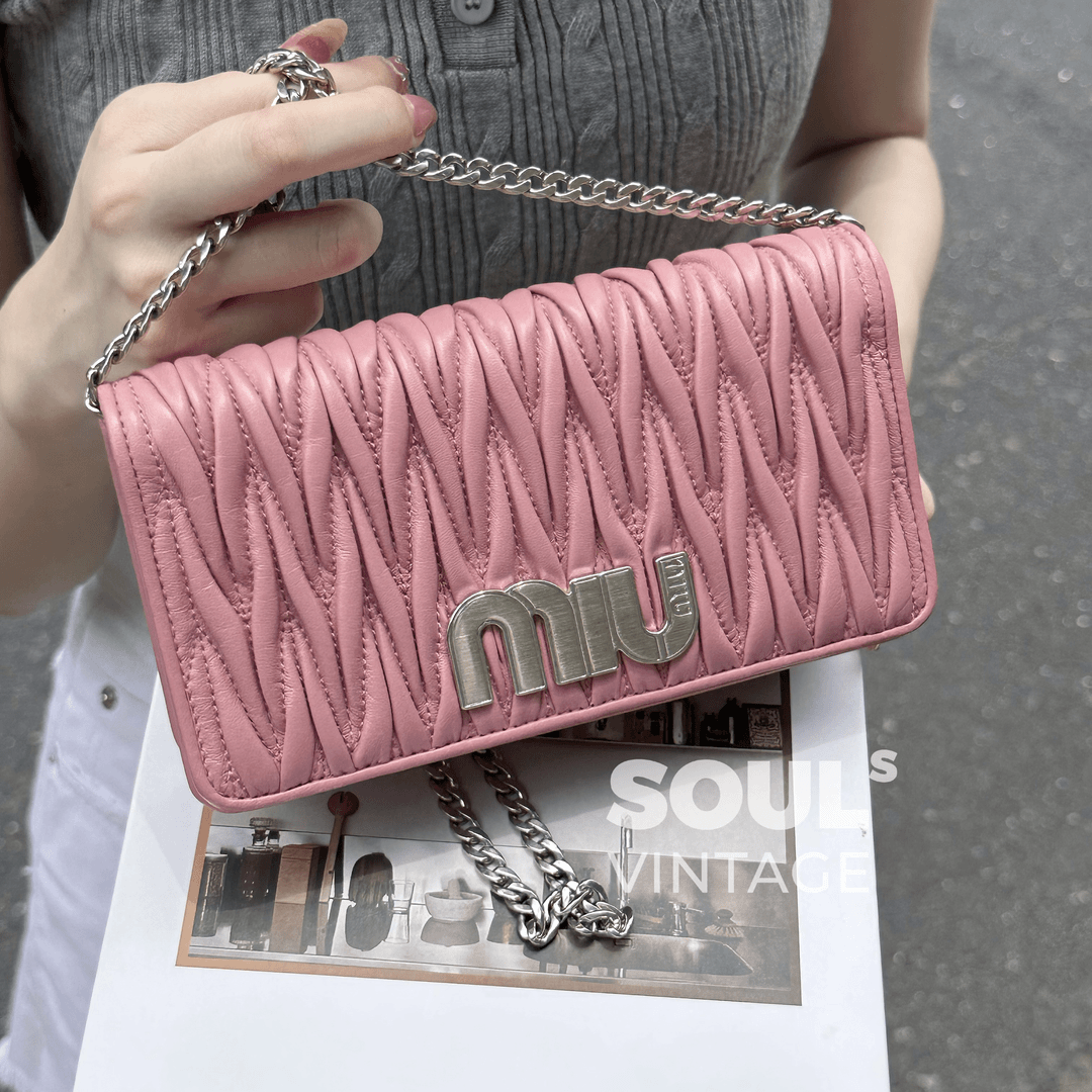 95新 MIU MIU/缪缪 Miumiu 粉色 褶皱羊皮woc单肩包/670321930