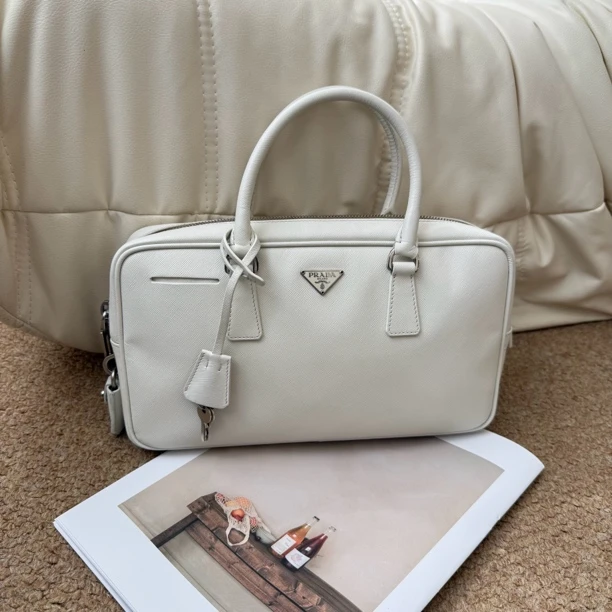 95新 Prada/普拉达 Prada 白色 牛皮 十字纹plume/696635964