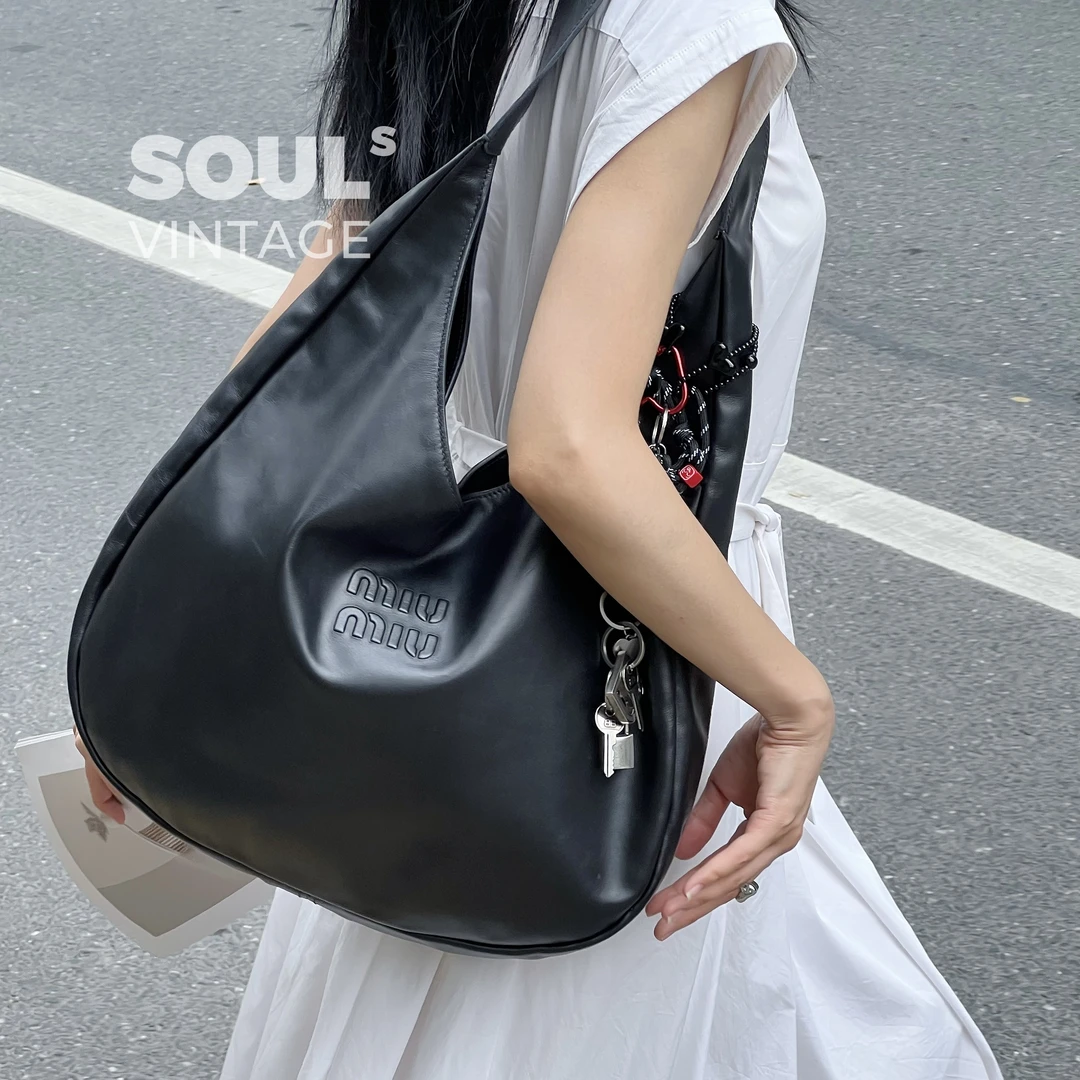 95新 MIU MIU/缪缪 Miumiu 黑色 牛皮 大号hobo腋下包/657643370