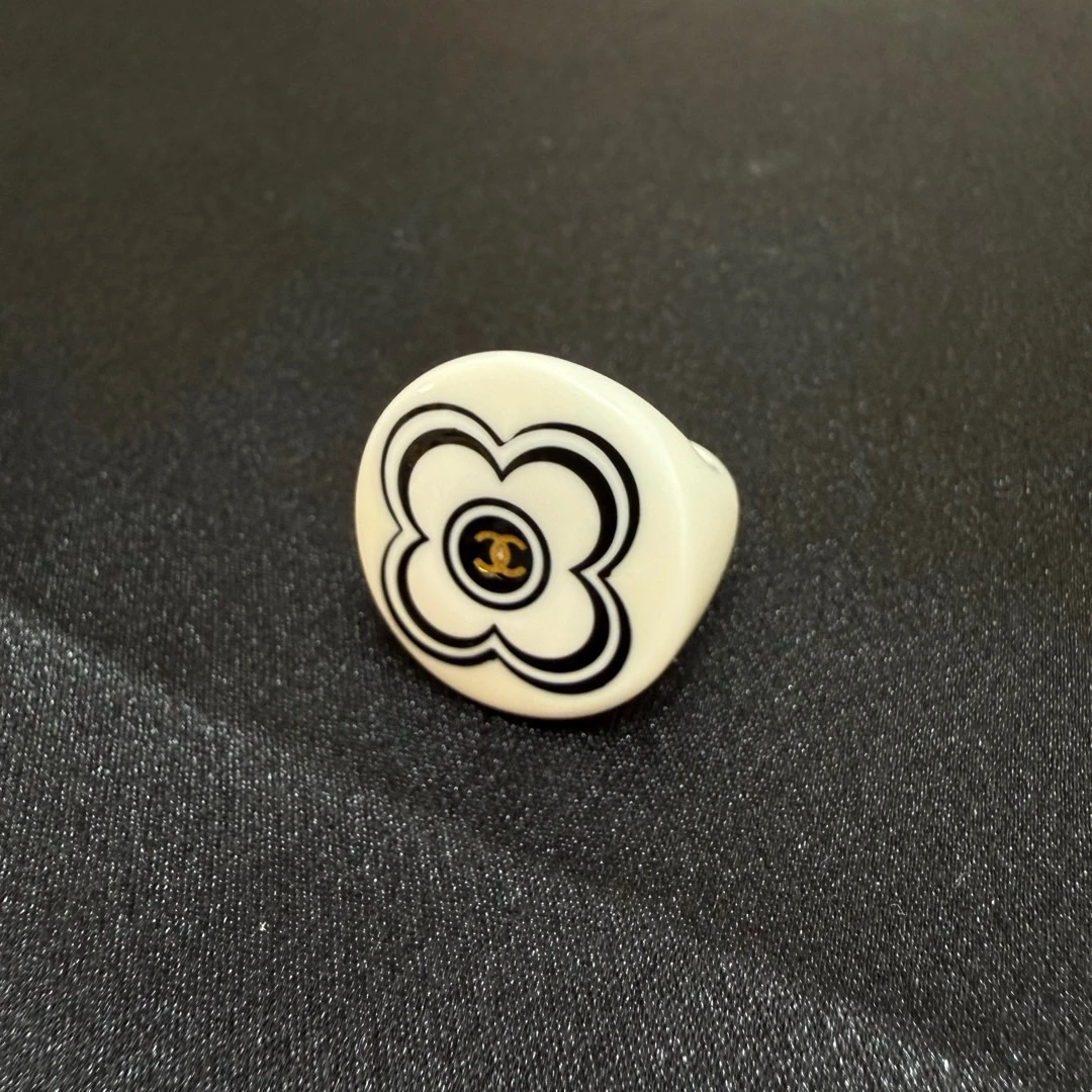 95新 Chanel/香奈儿 黑白 四叶草亚克力戒指/623771408