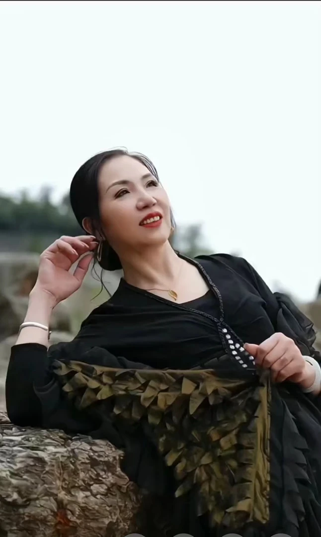 天子坊【围巾姐姐破价福利】8013黑色激光切割烫金冬季围巾户外百搭