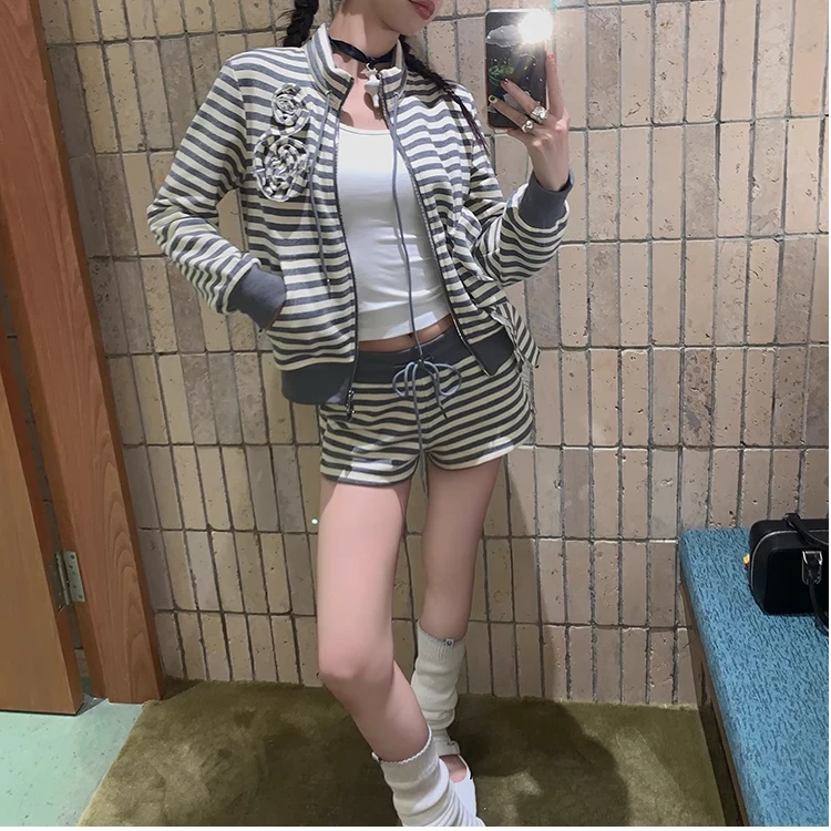 【羽儿家】周美美 慵懒时髦人立体花朵条纹抽绳卫衣半裙短裤三件套