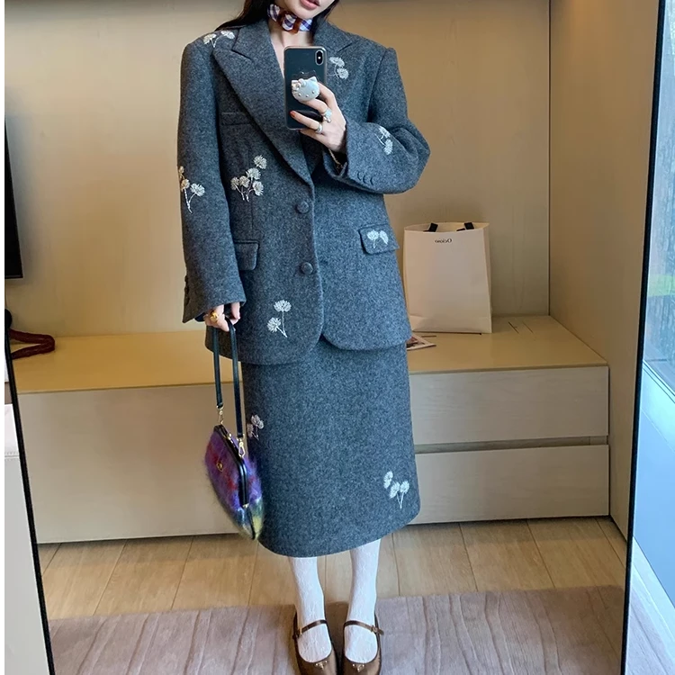 【羽儿家】周美美 静谧高质感羊毛手工钉珠花西装外套半裙套装