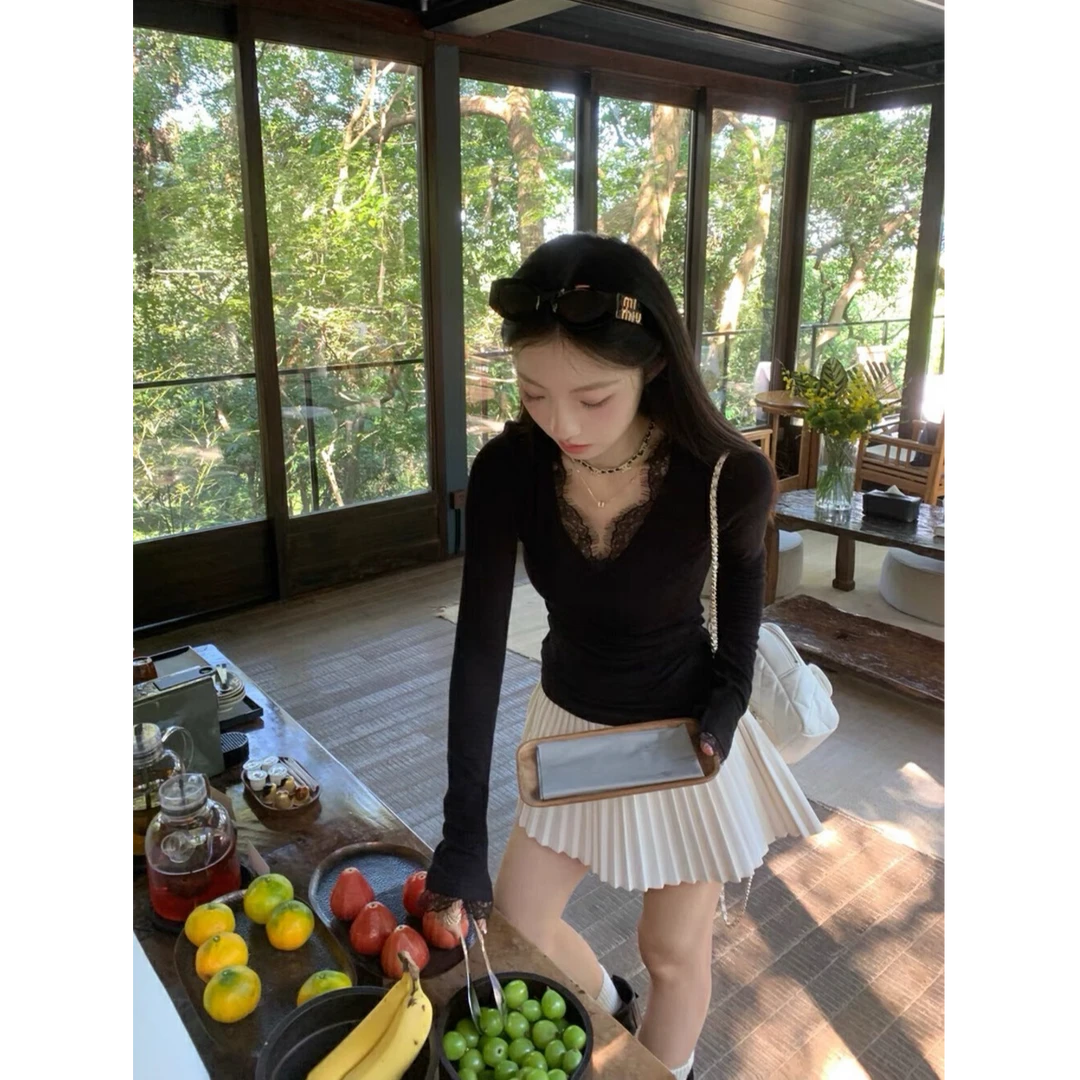 《心动一下》修身显瘦V领蕾丝拼接性感纯欲长袖内搭打底7002