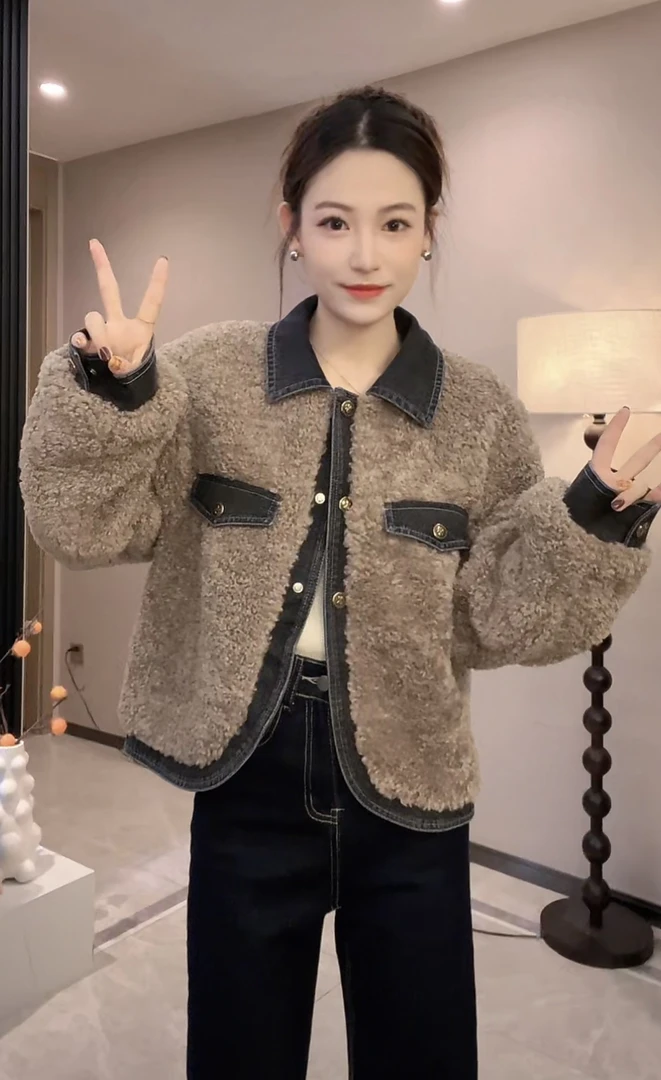 牛仔毛毛外套女士2024秋冬季新款显瘦小个子欧货短款小香风拼上衣