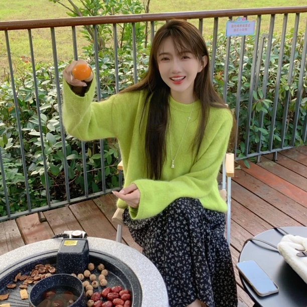 毛小兔2024冬季新款果绿色显白圆领毛衣