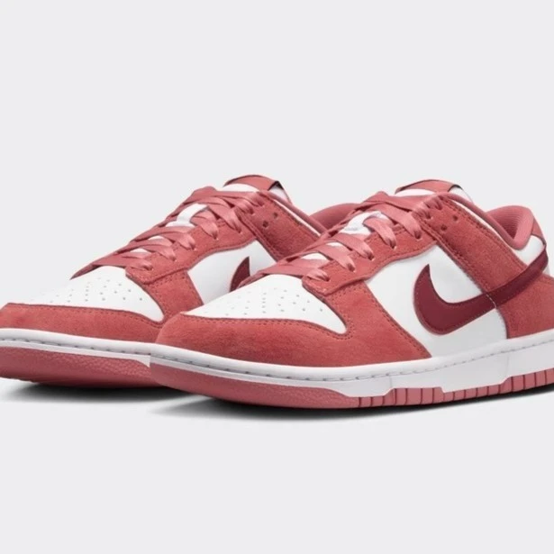 【门店专属】耐克Dunk Low 白粉色麂皮女子低帮休闲板鞋 FQ7056-100