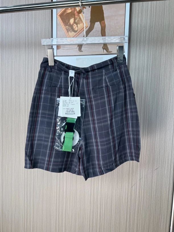 028品牌撤柜女装曼家时尚设计款格子短裤