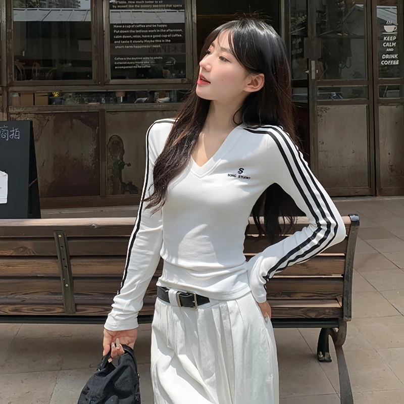 白色条纹V领t恤女2024秋冬长袖打底衫女款修身内搭短款紧身上衣潮