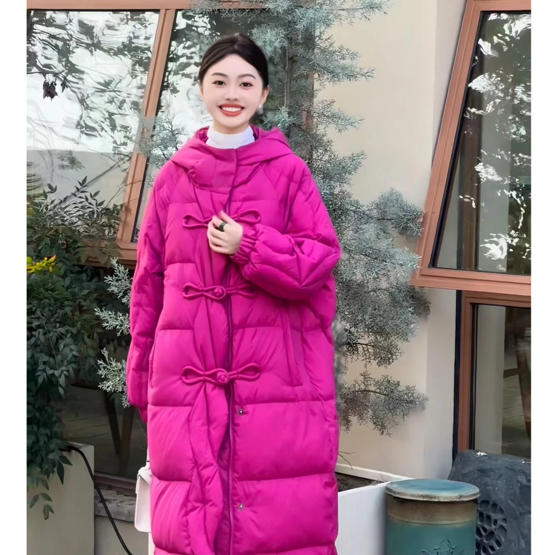《冬日故事》白鸭绒盘扣保暖长款过膝羽绒服女冬季新款宽松连帽外套