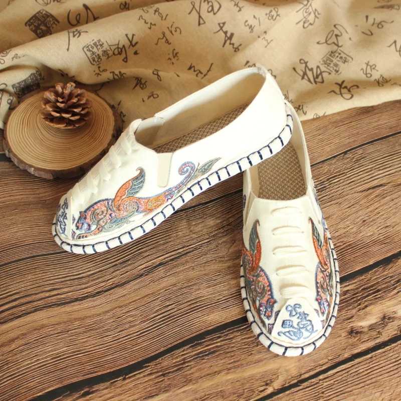 民族风刺绣飞豹图一脚蹬懒人帆布单鞋女生外穿平底透气汉服绣花鞋