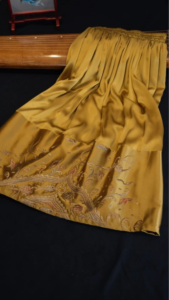 黄色桑蚕丝下摆绣半裙