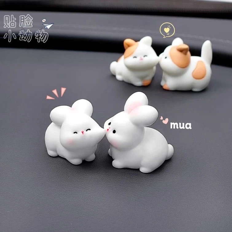 创意可爱亲脸小动物汽车摆件电动车内饰品车载中控台大屏装饰用品