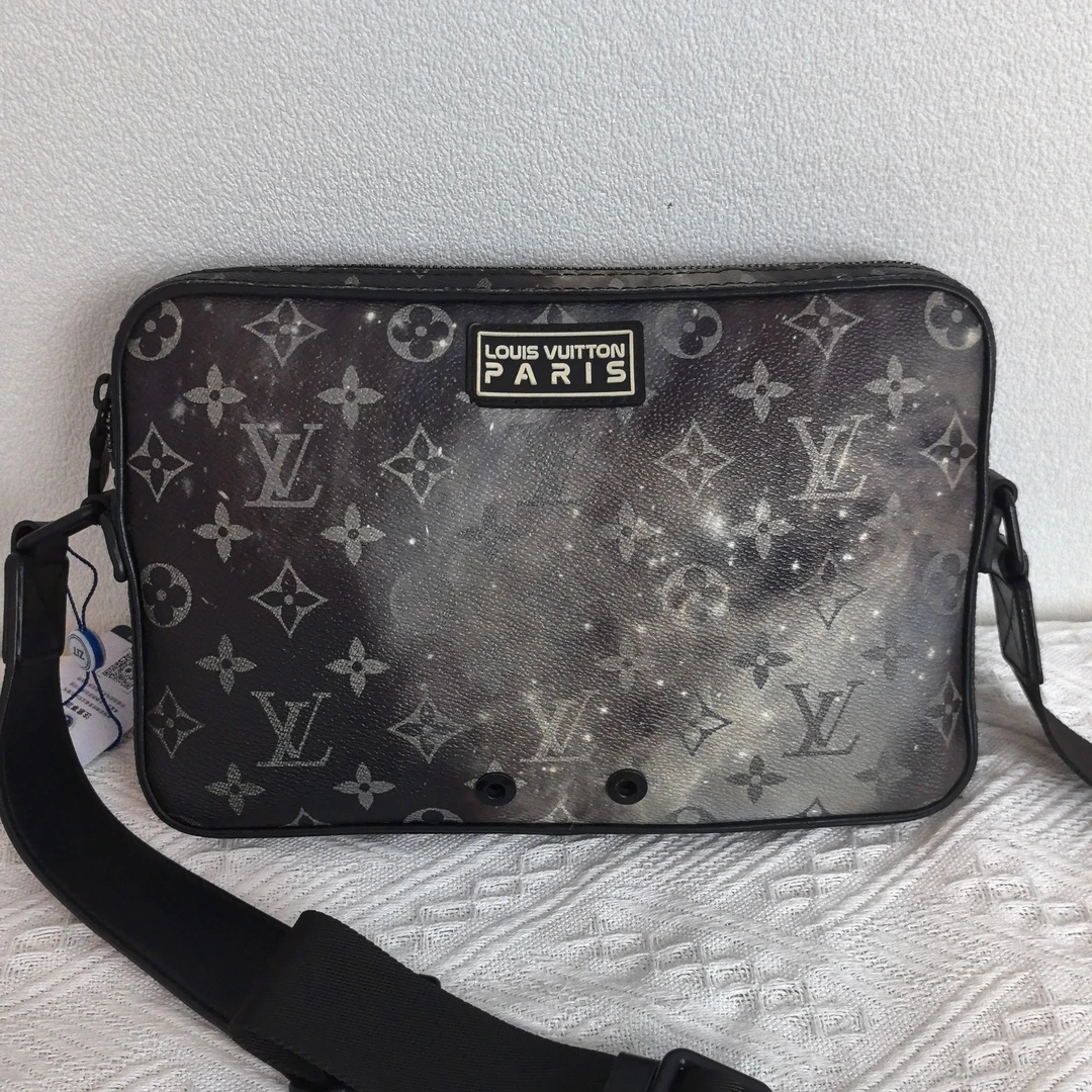 95新 LouisVuitton/路易威登 8817/男士时尚星空相机包