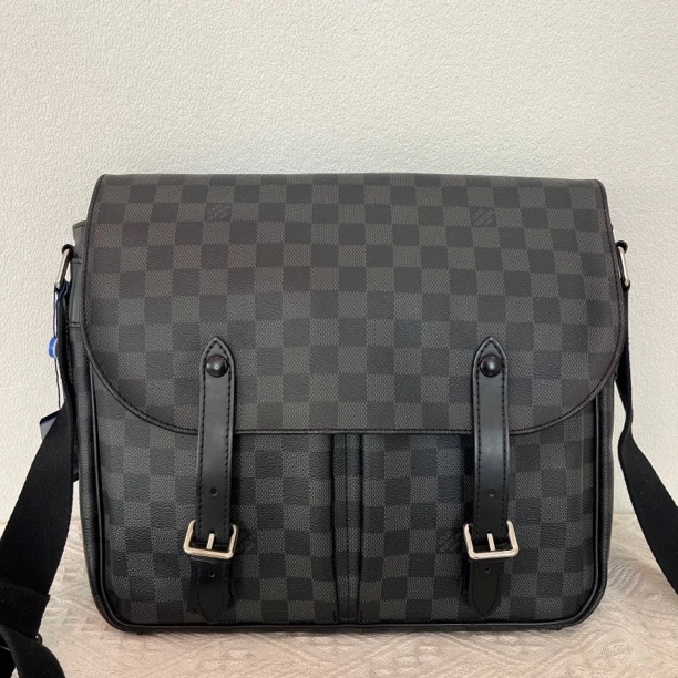 99新 LouisVuitton/路易威登 98新/5733时尚黑棋盘格双扣邮差包