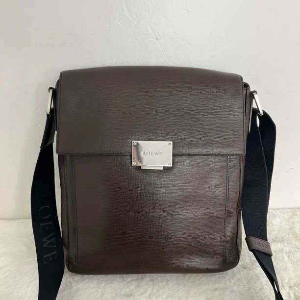 95新 LOEWE/罗意威 1256/男士时尚棕色全皮单扣单肩包