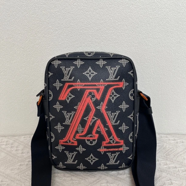 99新 LouisVuitton/路易威登 3218/芯片限量款倒v相机包