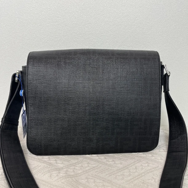 95新 FENDI/芬迪 3704/时尚休闲黑色邮差包