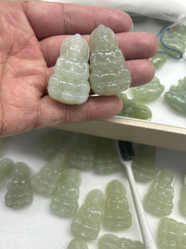 新疆天然和田玉观音珠宝吊坠项链精雕精美时尚颜色随机质检发一