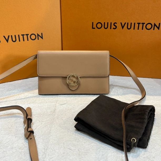 95新 GUCCI/古驰 Gucci卡其色斜挎包 24080084-01