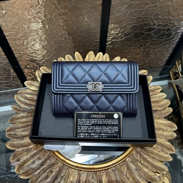 95新 Chanel/香奈儿 Chanel蓝色boy扣三折卡包 24090048-01