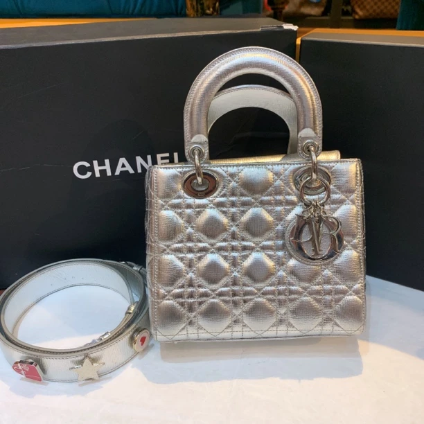 95新 DIOR/迪奥 Dior银色四格徽章戴妃24070078-01
