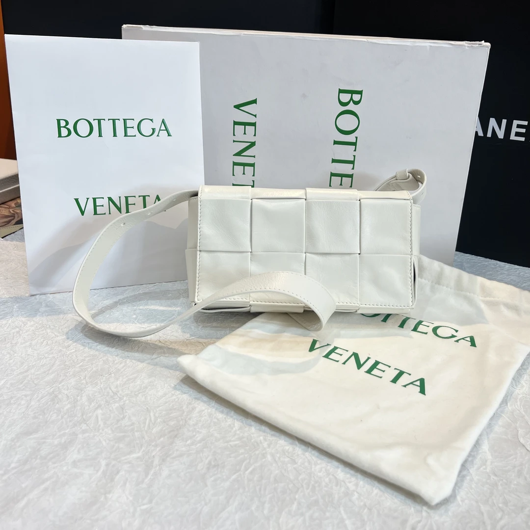 95新 BOTTEGA VENETA/葆蝶家 BV白色编织斜挎包24100046-03