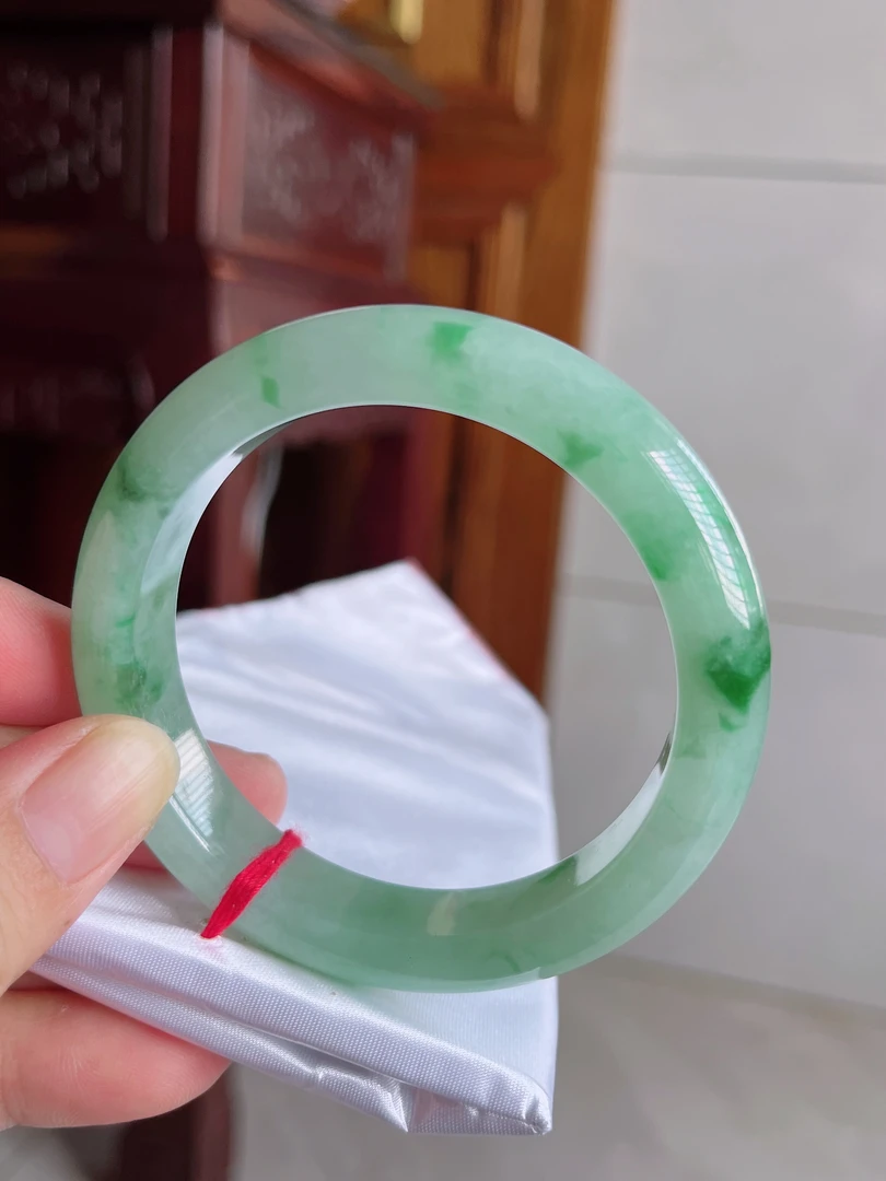 57-58圈冰润飘阳绿翡翠手镯飘金丝阳绿玉镯