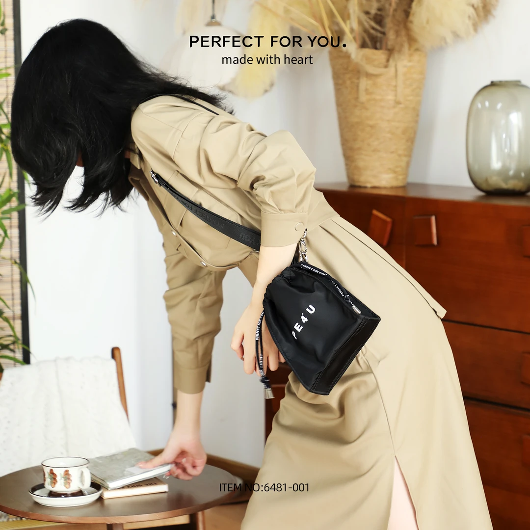 海外先锋独立设计师小众斜挎手机包迷你抽绳休闲百搭轻便小包包