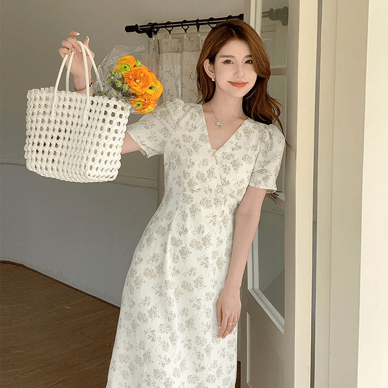 小清新碎花连衣裙女夏2023新款法式V领系带收腰高级感气质a字长裙