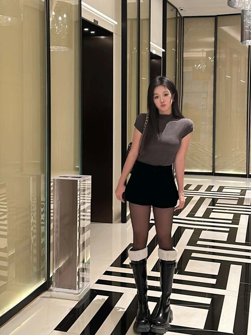 灰色气质短袖T恤百搭修身打底衫