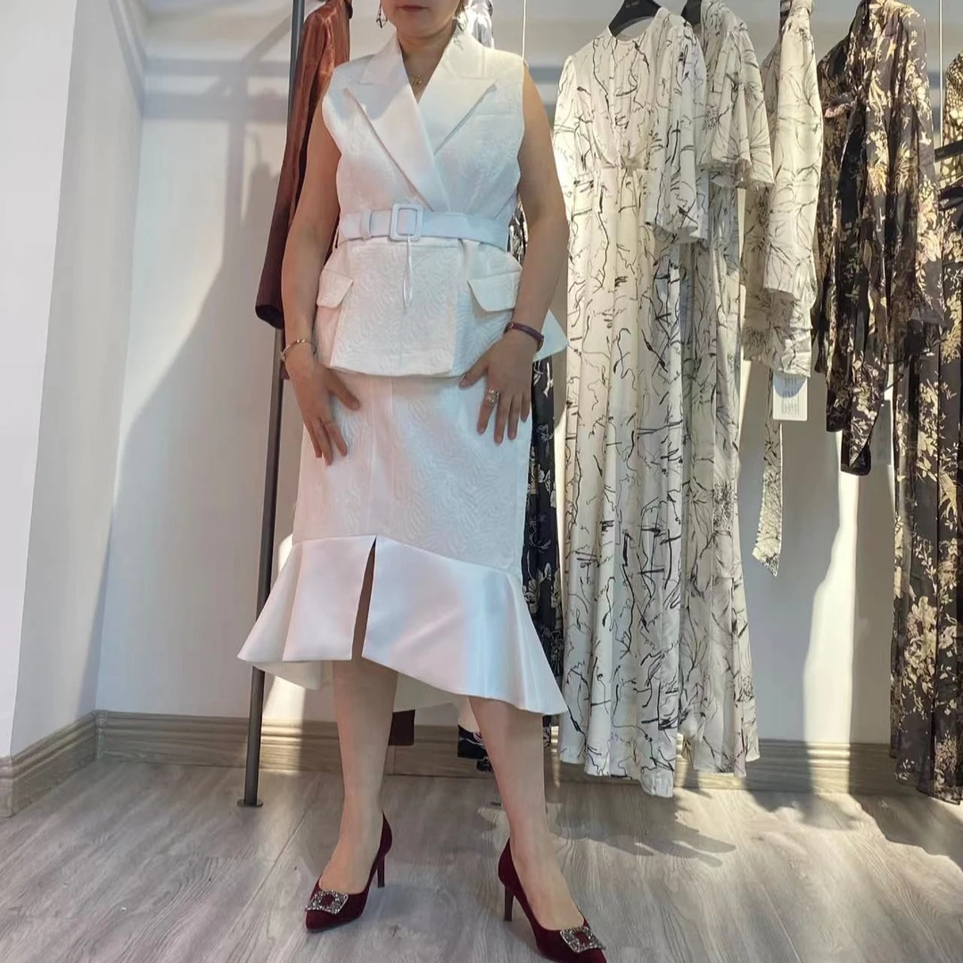 时尚白色无袖套装