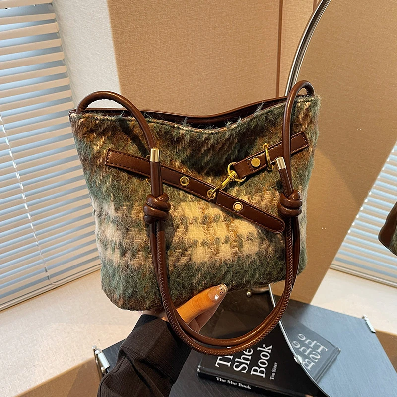 COOLE2025新款潮流时尚百搭简约休闲格子设计质感单肩斜挎水桶包