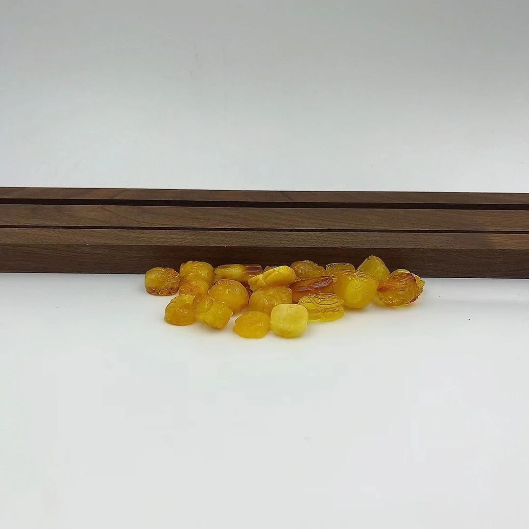 天然俄料鸡油黄蜜蜡貔貅吊坠 M718—多样性发一件