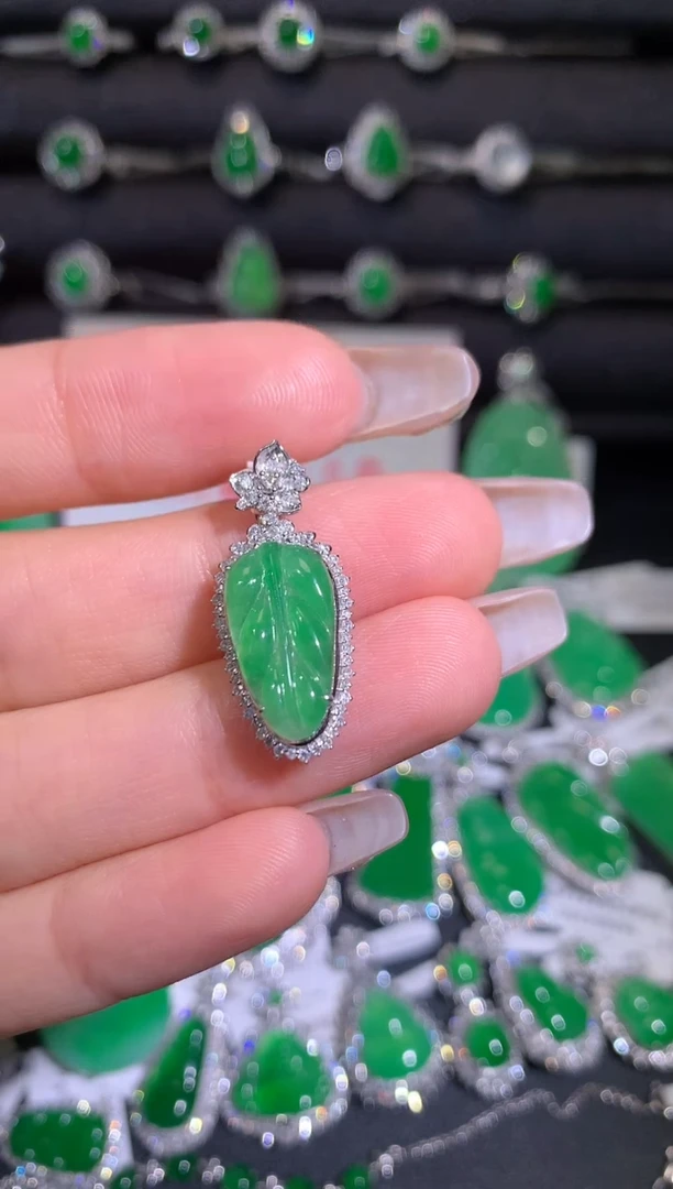 【闪购商品】翡翠吊坠(不含链)18K金镶嵌叶子
