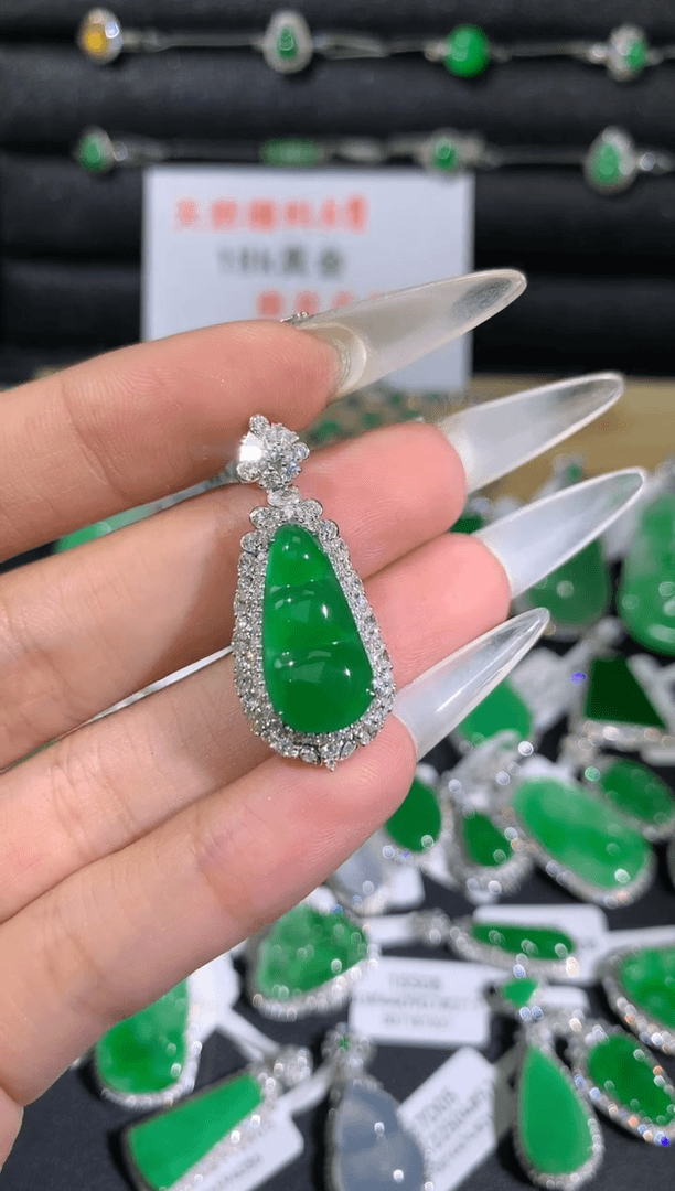 【闪购商品】翡翠颈饰18K金镶嵌福豆